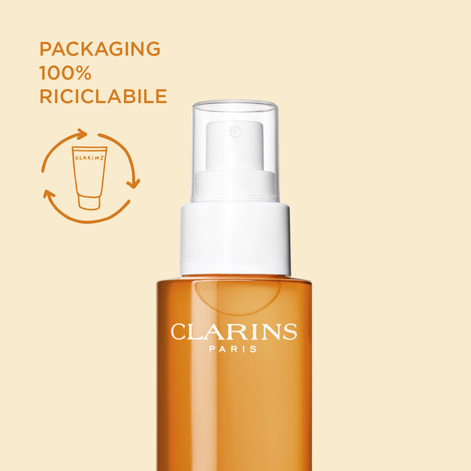 Primo piano della parte superiore del flacone dello Spray Solare Illuminante Alta Protezione di Clarins per sottolineare il packaging 100% riciclabile.