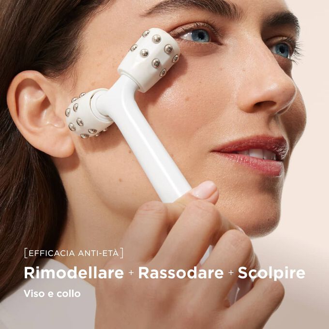 Primo piano di una donna che usa lo strumento di bellezza myLIFTINGroller per eseguire un massaggio lifting professionale sul viso