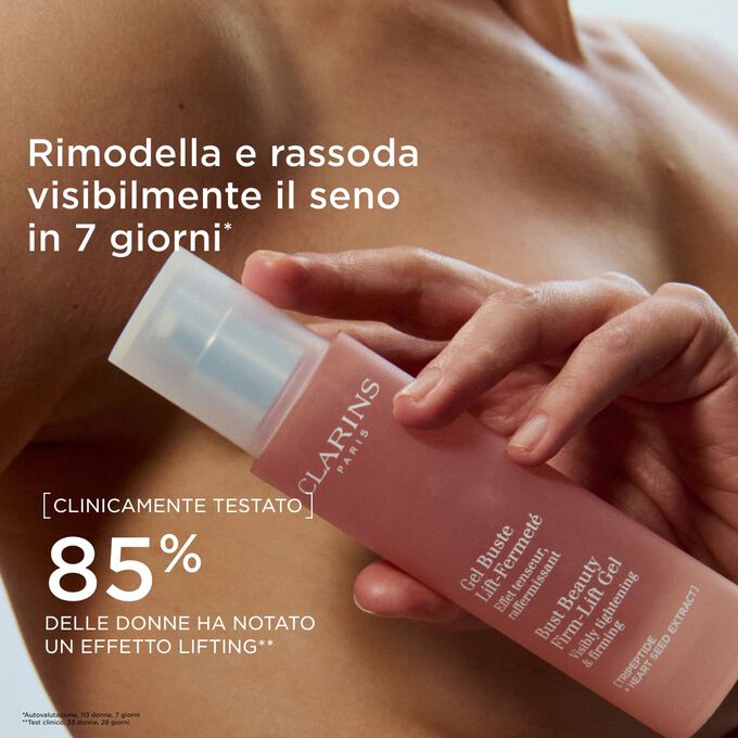 Focus su una donna che tiene in mano il Gel Rassodante Seno Clarins, che mostra un seno visibilmente pi&ugrave; sollevato e sodo dopo un uso regolare.