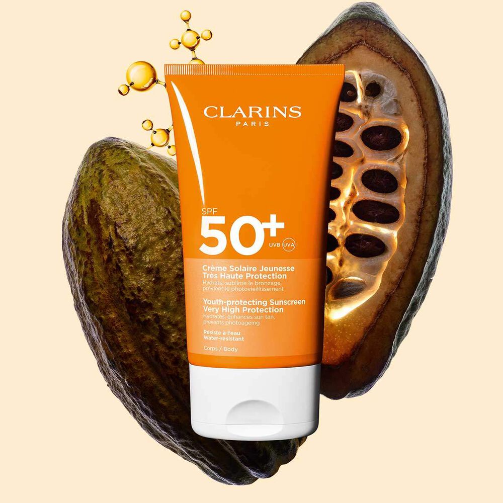 Foto della Crema Solare Giovinezza Alta Protezione SPF50 di Clarins per il corpo, con molecole di collagene e fave di cacao.