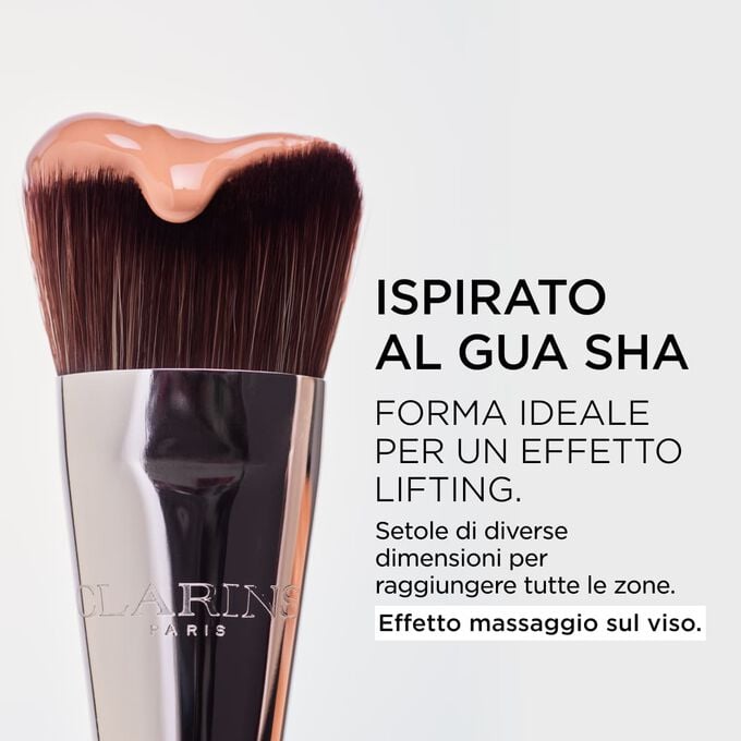 Focus sui pennelli Double Serum Foundation con setole di diverse dimensioni per raggiungere tutte le zone e fornire agli viso gli effetti di un massaggio.