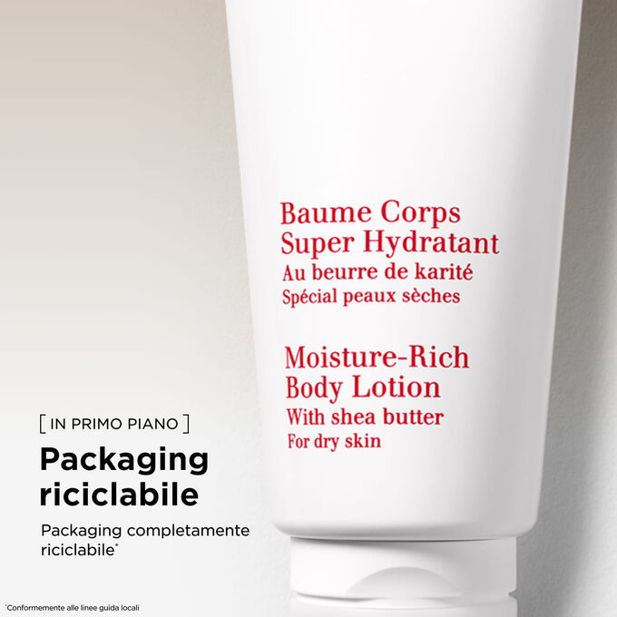 Primo piano di un tubetto di Crema Corpo Super Idratante che mette in risalto l&rsquo;impegno dell&rsquo;azienda verso un packaging circolare ed ecosostenibile.