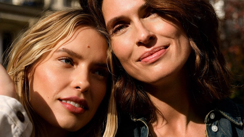 Una donna matura, una madre, con la figlia ventenne, entrambe splendide