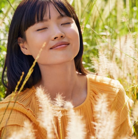 Primo piano di un ritratto di una modella asiatica in un campo