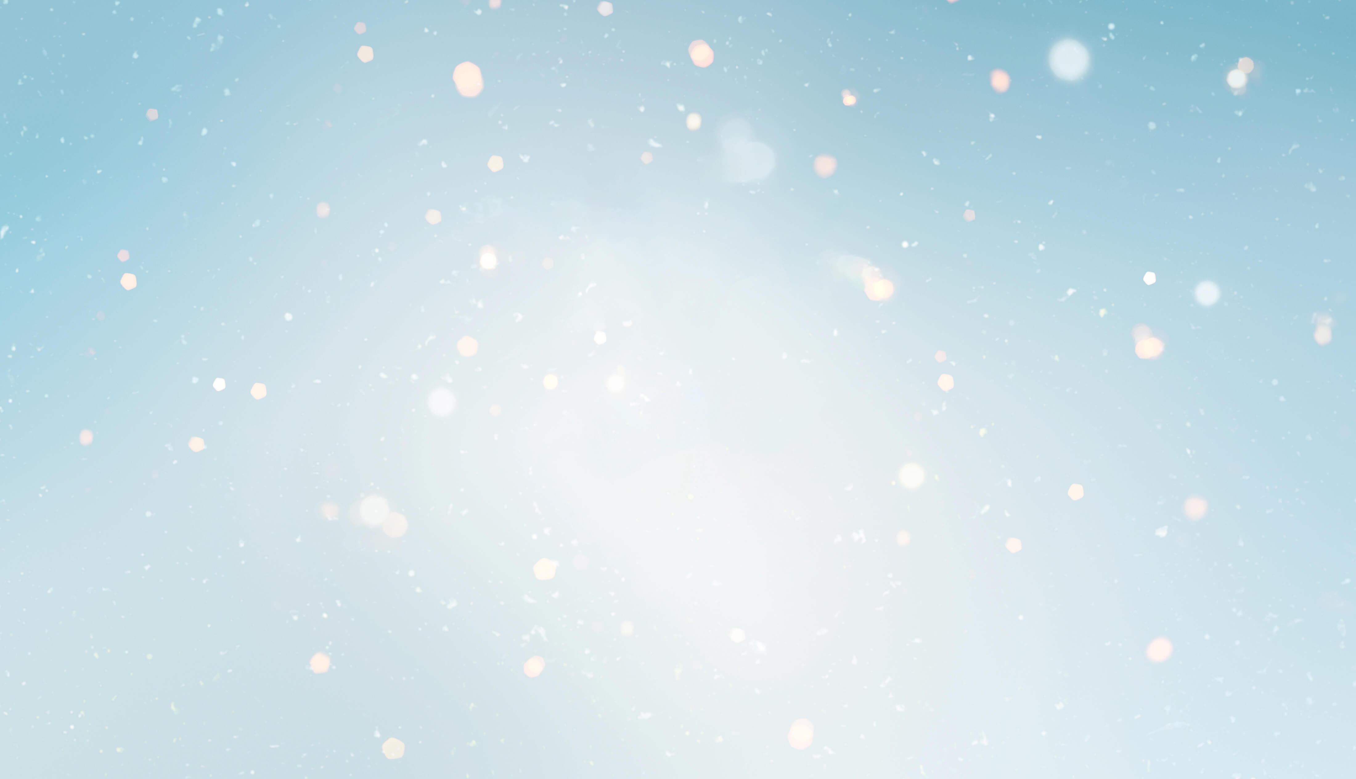 Estratto della campagna video natalizia 2025 Clarins, che mostra uno sciatore che scivola lungo un albero di Natale ricoperto di prodotti Clarins.