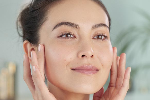 Donna che applica la crema