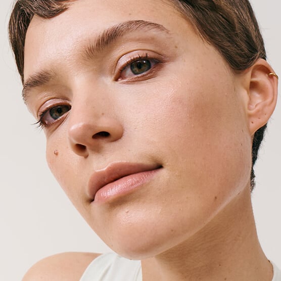 Modella che indossa DOUBLE SERUM Foundation