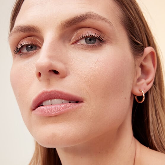 Modella che indossa DOUBLE SERUM Light Texture