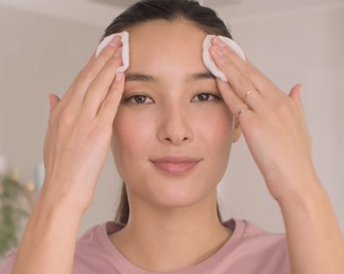 Come detergete il viso con un tonico?
