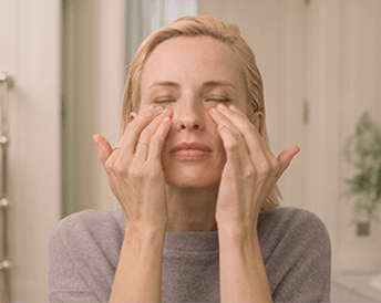 Come applicare un trattamento contorno occhi?