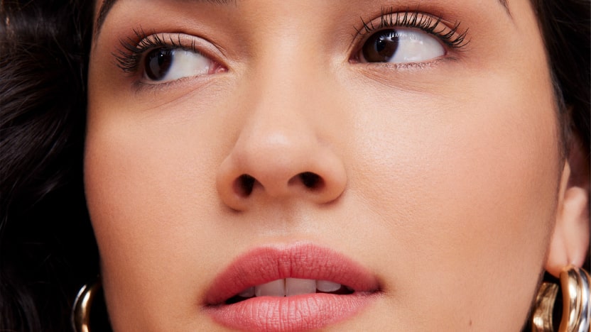 Modella con make-up completo Clarins sul viso