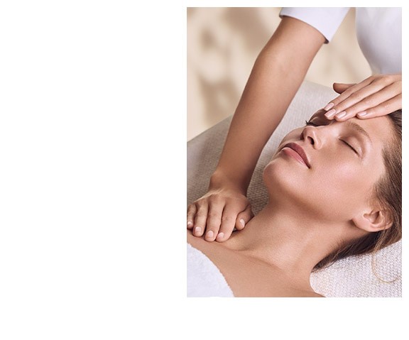 Visual di una Spa By, Donna riceve un massaggio da una professionista di bellezza